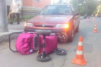 У Вінниці жінка-водій збила двох мам з немовлятами. ФОТО