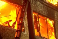 Волинські рятувальники витягнули з палаючого будинку людину