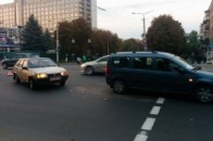 Аварія в Луцьку: поблизу готелю не розминулись дві автівки ФОТО