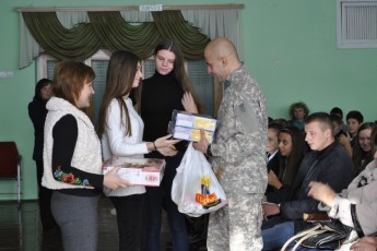 Волинські школярі передали на передову маскувальні сітки. ФОТО