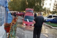 Поліція оштрафувала водія, який застряг у півметровій ямі