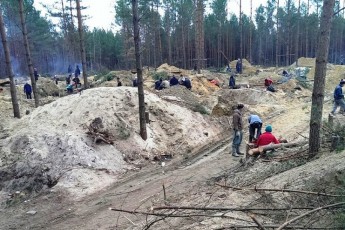 Волинські селяни штурмують облраду з вимогою дозволити їм добувати бурштин