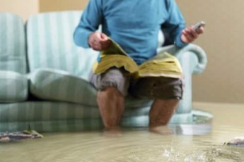 Після ввімкнення гарячої води у Луцьку «попливли» квартири. ВІДЕО