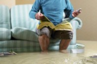 Після ввімкнення гарячої води у Луцьку «попливли» квартири. ВІДЕО
