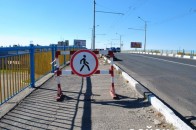 Лише після обвалу плити у Луцьку почали ремонтувати аварійний міст. ФОТО