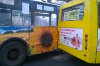 У центрі Луцька не розминулися тролейбус і маршрутка. ФОТО