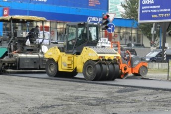 В Миколаєві дорожники кладуть асфальт просто під колеса автівок. ФОТО