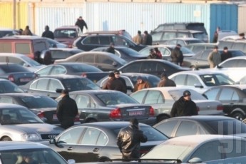 Україна хоче збільшити спецмита на імпорт авто з Росії