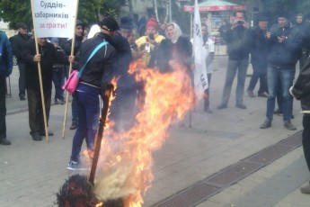 В центрі Луцька спалили «суддю-корупціонера». ФОТО