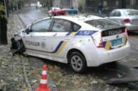 У Львові авто патрульних під час руху вийшло з ладу і врізалося в дерево. ВІДЕО