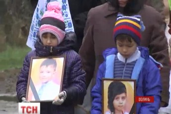 На Волині поховали двох дітей, які стали жертвами страшної ДТП. ВІДЕО