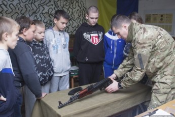 На Волині дітей вчать розбирати бойовий автомат. ВІДЕО