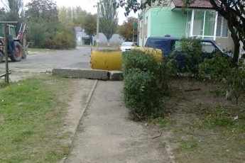 Пішохідну доріжку в Луцьку завалили смітниками та бетонними блоками. ФОТО