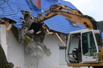 Луцькі муніципали демонтували незаконні споруди. ФОТО