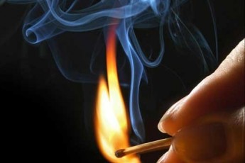 Чоловік намагався спалити себе на виборчій дільниці