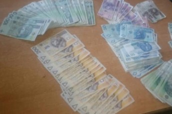 Волинські митники відібрали у контрабандиста 25 тисяч польських злотих