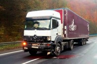 На Закарпатті легковик через слизьку дорозу «влетів» під вантажівку, є загиблі. ФОТО