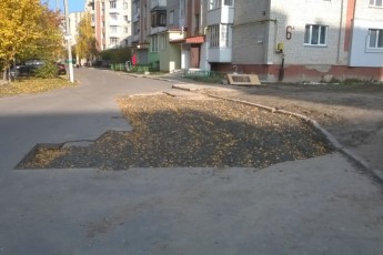 У Луцьку посеред дороги - небезпечна яма, яку нікому відремонтувати. ФОТО