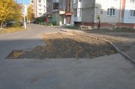 У Луцьку посеред дороги - небезпечна яма, яку нікому відремонтувати. ФОТО