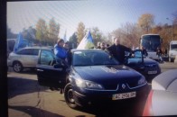 Активісти з Луцька побували «в гостях» у Порошенка: тітушки, спецпідрозділ та паркан. ФОТО