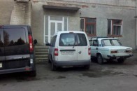 «Герої парковки» на Волині заблокували вхід до хірургічного корпусу лікарні. ФОТО