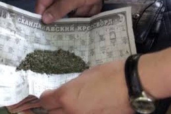 У Луцьку посеред вулиці затримали молодика з наркотиками