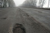 Через розбиті дороги українські водії витрачають вдвічі більше пального