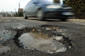 Мешканці вулиці Ковпака в Луцьку скаржаться на розбиті дороги