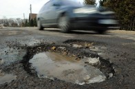 Мешканці вулиці Ковпака в Луцьку скаржаться на розбиті дороги