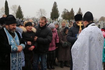 Загиблого волинського героя на малій батькіщині зустрічали живим кордоном. ВІДЕО