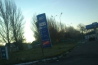 Ціни перевищили московські, черга кілометрова: на Донбасі зник бензин і газ. ФОТО