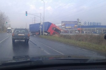 Аварія в Луцьку: вантажівка не вписалась в поворот. ФОТО