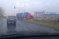 Аварія в Луцьку: вантажівка не вписалась в поворот. ФОТО