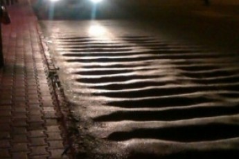 У Запоріжжі з'явився унікальний «лежачий поліцейський». ФОТО