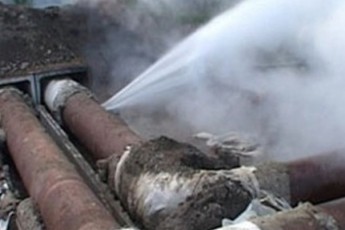 Не встигли залатати, як знову прорвало - у Луцьку чергова аварія на водопроводі