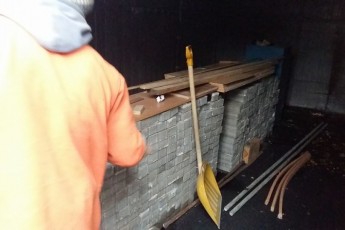 В гаражі лучанина виявили крадену бруківку. ФОТО