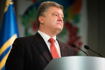 Корупція в Україні досі процвітає, а Порошенко задає їй тон - Bloomberg