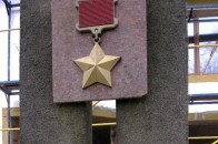 У Луцьку після скандалу будівельники відновили стели Героїв Радянського Союзу