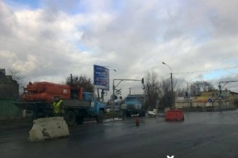 У Луцьку вже місяць ремонтують залізничний переїзд. ФОТО