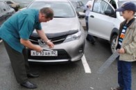 У Криму люди отримують вигоду через українські номерні знаки