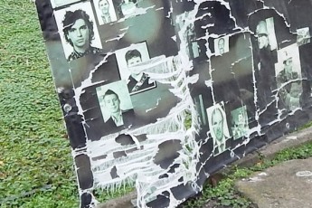Попіарились й забули: у Ковелі кинули напризволяще пошматовий стенд «Небесній Сотні». ФОТО