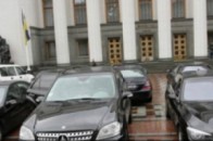 У Києві обстріляли парламентський автопарк