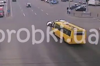 Поліцейський патруль спровокував ДТП з маршруткою. ВІДЕО