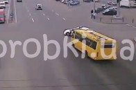 Поліцейський патруль спровокував ДТП з маршруткою. ВІДЕО