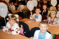 Луцьким першокласникам подарували нові парти та стільці. ФОТО