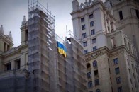 Сталінську висотку в Москві знову завішали синьо-жовтими прапорами. ФОТО