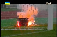 Фанати запорізького «Металурга» закидали фаєрами поле під час матчу у Луцьку
