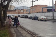 У Луцьку поблизу візового центру водії перетворили тротуар на парковку. ФОТО