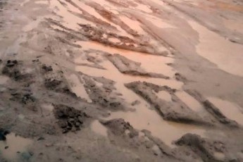 На Волині замість асфальту на вулицю насипали грязюки. ФОТО