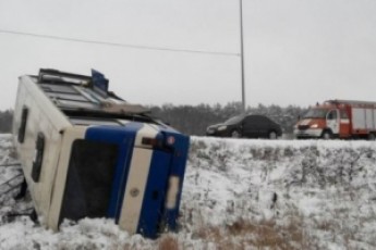 На Сумщині злетів у кювет пасажирський автобус. ФОТО